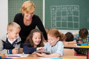 ICT in het basisonderwijs: voordelen en hulpmiddelen