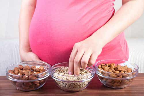 Noten en zaden zijn goed tijdens de zwangerschap