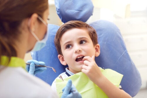 De tand van mijn kind is grijs geworden: waarom gebeurt dit?