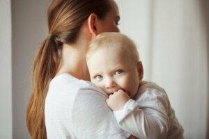 Is het goed voor baby's om op hun duim te zuigen?