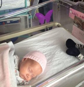 Wat betekent een paarse vlinder op het wiegje van een baby?