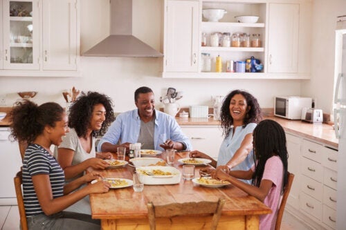 De wetenschap vertelt je waarom eten met het gezin belangrijk is