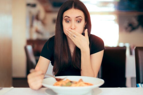 Al het voedsel maakt me misselijk tijdens de zwangerschap: wat kan ik doen?