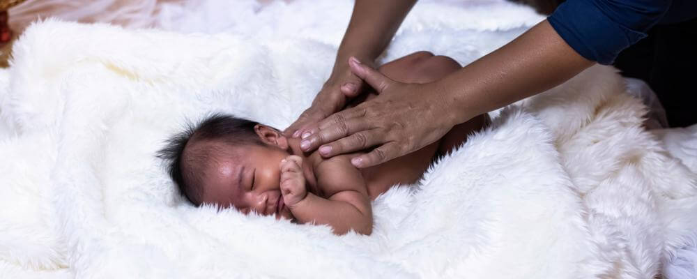Een baby geniet van een massage