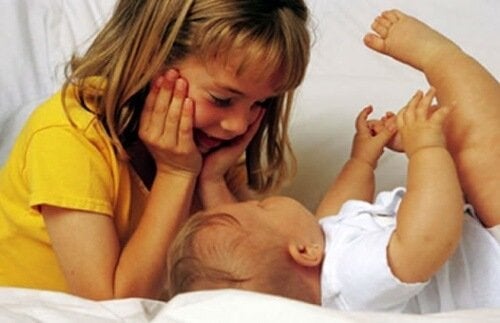 Hoe je je eerstgeboren kind niet minder belangrijk laat voelen