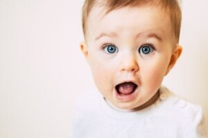 Hoe ontwikkelt non-verbale communicatie zich bij kinderen?