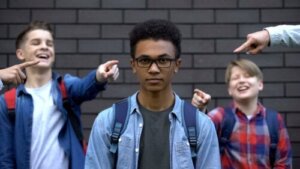 Wat zijn de oorzaken van pesten?
