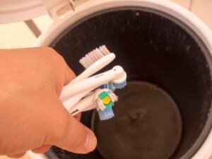 Waarom moet je de tandenborstel van een kind vervangen na een infectie?