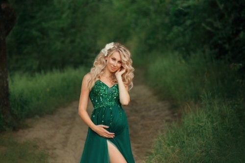 Hoe je te kleden voor een bruiloft als je zwanger bent?