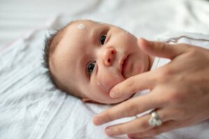 De sleutels om de huid van je baby gehydrateerd te houden