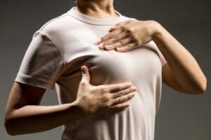 Borstknobbels tijdens de borstvoeding: mogelijke oorzaken en oplossingen