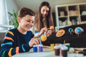 Hoe maak je een zonnestelsel met papier-maché?