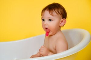 Hoe maak je de tong van je baby schoon