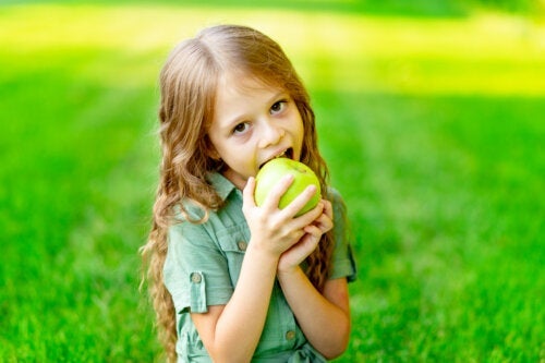 4 Gezonde voedingsmiddelen die gunstig zijn voor het gebit van kinderen