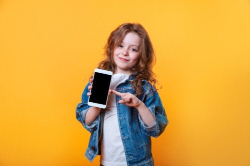 Hoe weet je of je kind klaar is voor een mobiele telefoon?