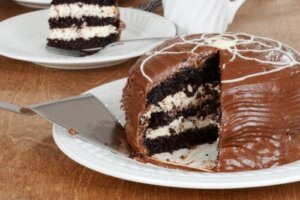 Recept voor chocolade spongecake met slagroomvulling