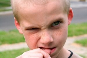 Huismiddeltjes om het nagelbijten bij kinderen te helpen stoppen