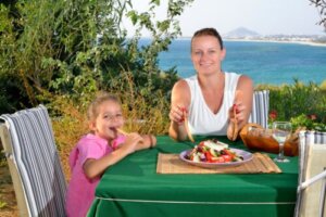Gezond menu om mee te nemen naar het strand of het zwembad
