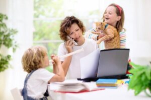 Hoe ik mijn kinderen kan vermaken terwijl ik thuis werk