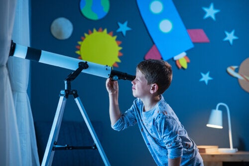 Hoe bouw je een zelfgemaakte telescoop voor kinderen?