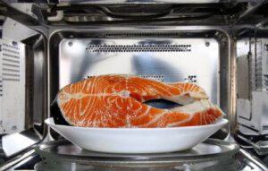 Zalm in de magnetron in 4 minuten, een eenvoudig recept voor het hele gezin