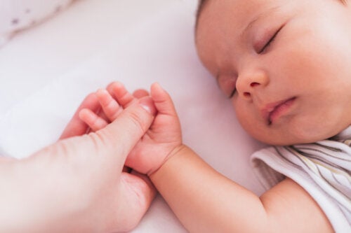 Slapen in de zomer: 7 tips om je baby beter te laten slapen