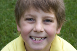 De nieuwe tanden zijn geel bij mijn kind, is dat normaal?