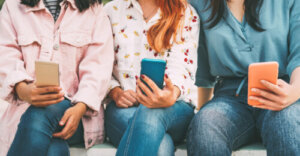 Een week zonder mobiele telefoon: de effecten op tieners