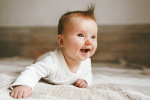 Wanneer verschijnt het definitieve haar bij baby's?