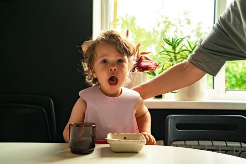 6 Voedingsmiddelen die verstikking bij kinderen kunnen veroorzaken