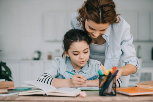 Hoe je kinderen kunt helpen met hun huiswerk (zonder het zelf te doen)