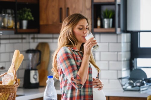 De gevaren van rauwe melk voor zwangere vrouwen en kinderen