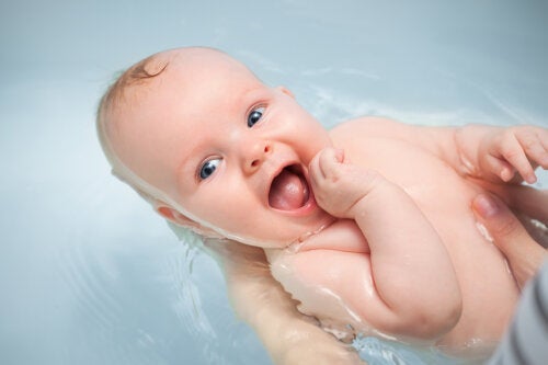 10 sleutels voor het baden van je baby in de winter