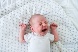 Waarom wordt mijn baby schreeuwend en huilend wakker?