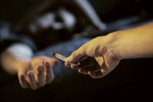 Hoe help je een kind dat marihuana rookt?