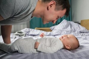 De beste kleding voor baby's met een atopische huid