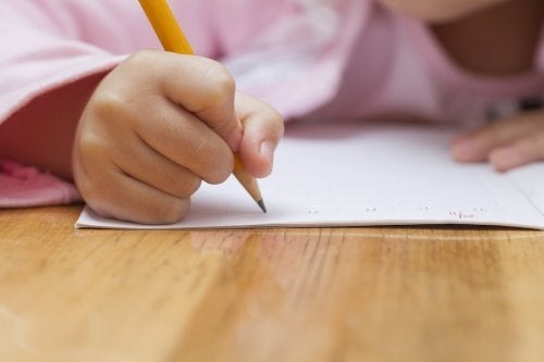 13 Tips om kinderen te helpen hun handschrift te verbeteren