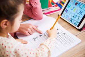 Helpt schrijven met de hand kinderen bij het lezen?