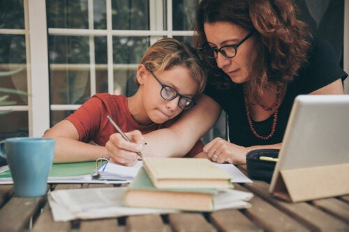 7 fouten bij het maken van huiswerk met je kinderen