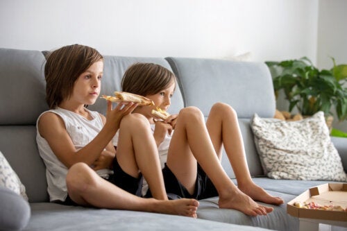 Hoe voorkomen dat kinderen voor het beeldscherm eten