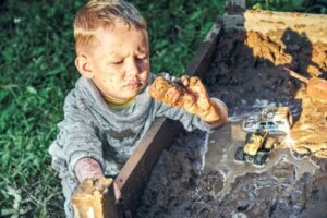 5 Redenen waarom je je kinderen moet toestaan vies te worden