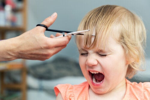 Hoe je kinderen kunt helpen die bang zijn om hun haar te laten knippen