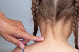 Moedervlekken met haar bij kinderen: wat moet je weten?