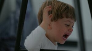 Accepteer de emoties van je kinderen als ze zich misdragen