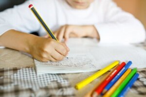 Hoeveel tijd moeten je kinderen besteden aan studeren?