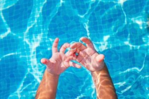 Dermatitis door het zwembad: wat je moet weten