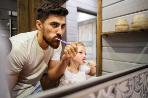 6 fouten bij het tandenpoetsen die ouders maken