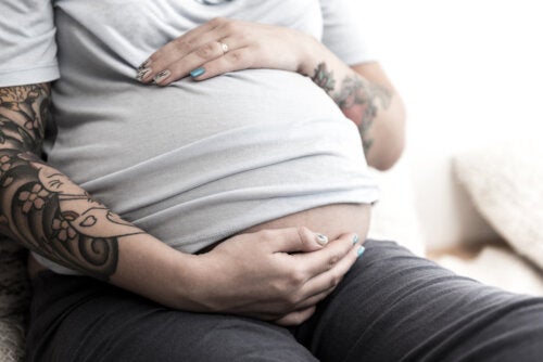 Is het veilig om een tatoeage tijdens de zwangerschap te nemen?