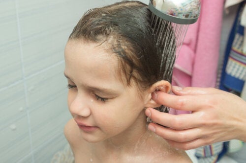 10 trucjes om kinderen te leren hun oren schoon te maken