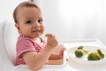 Introduceren van voedsel na de leeftijd van 6 maanden: 10 tips